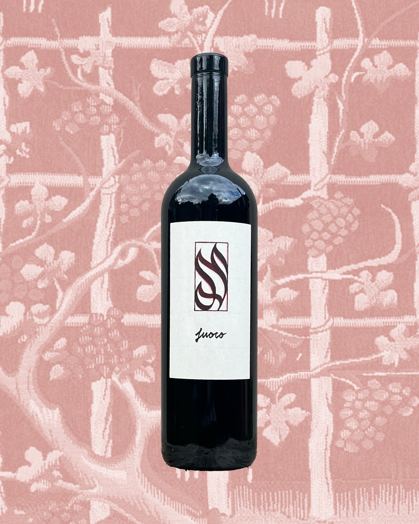 Bouteille de vin rouge d'aurèle morf dans le jura suisse