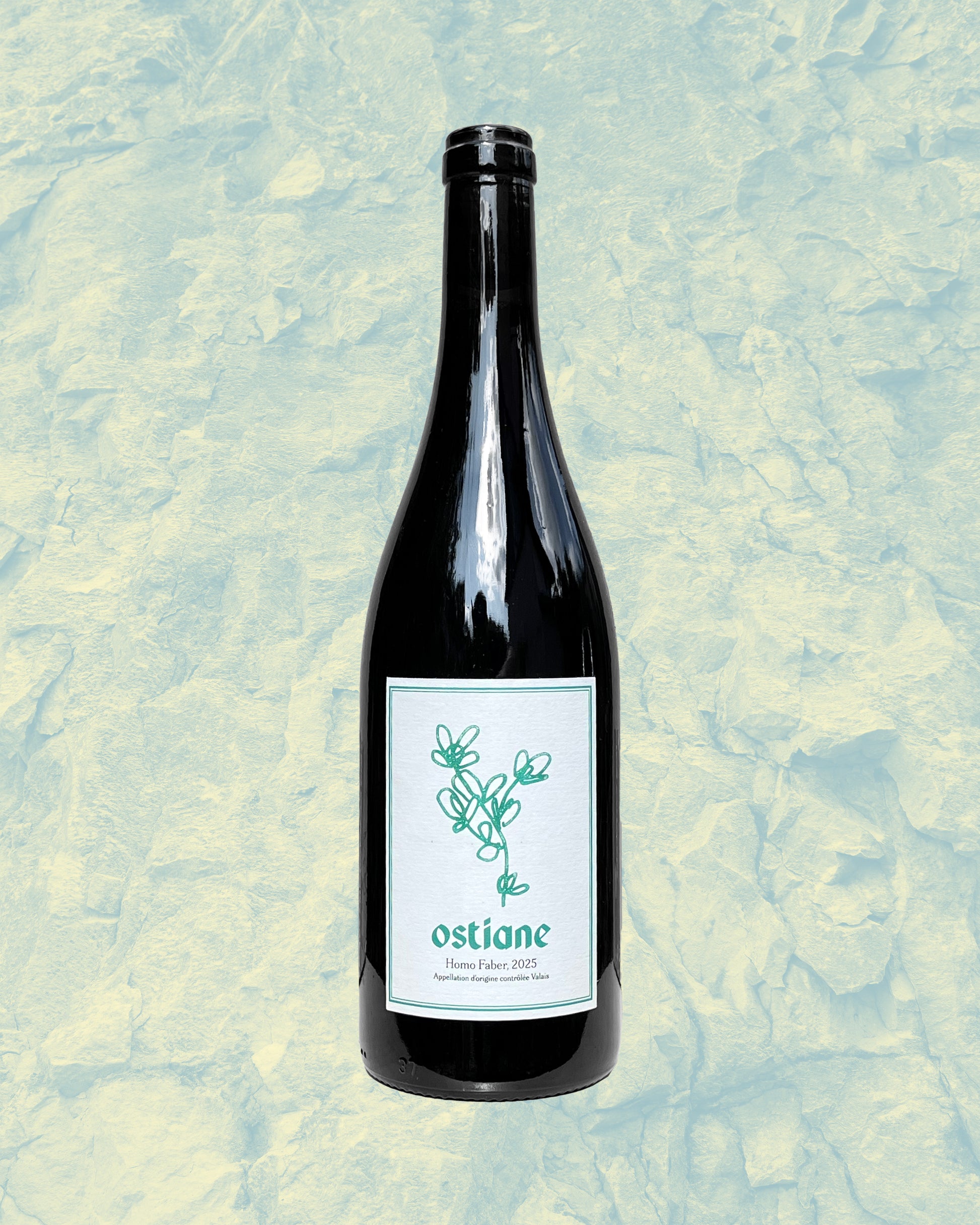 Bouteille de vin naturel du valais suisse humagne rouge